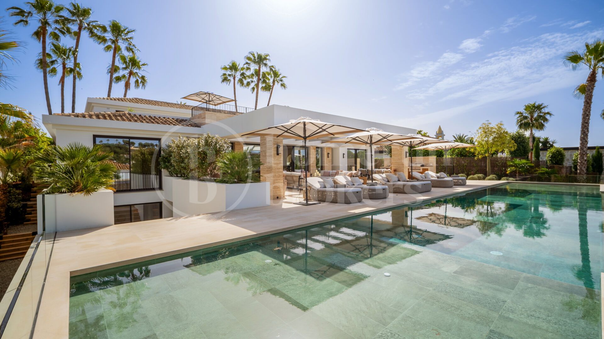 Villa Azteca – Lyxig Femrumsvilla med Modern Design i Aloha Golf Valley