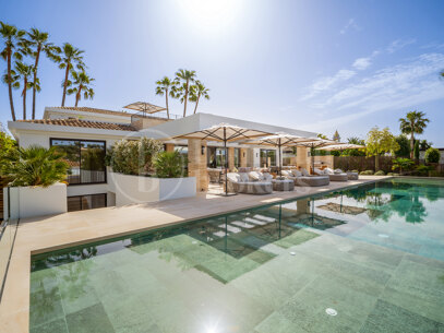 Villa Azteca - Luxury Five-Bedroom Villa with Modern Design in Aloha Golf Valley