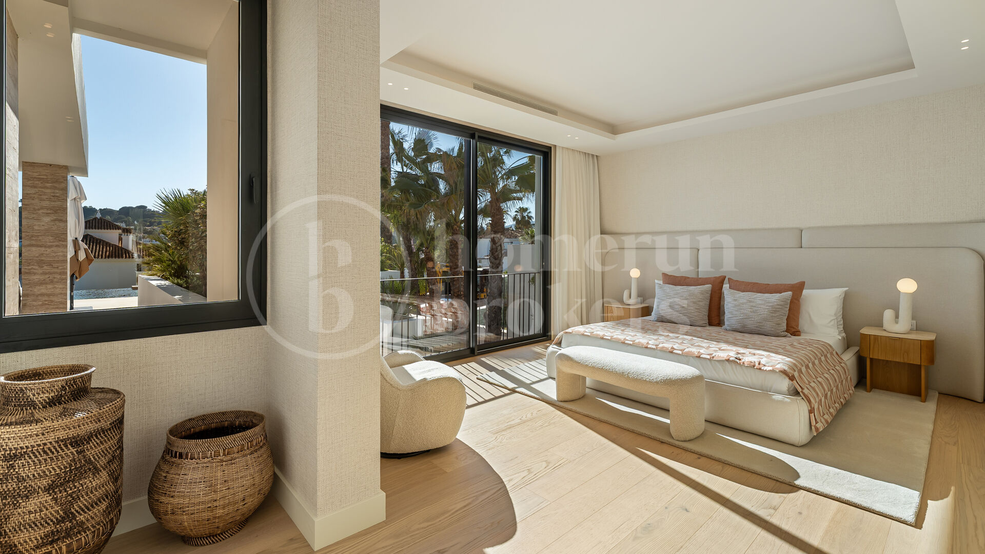 Villa Azteca – Lyxig Femrumsvilla med Modern Design i Aloha Golf Valley