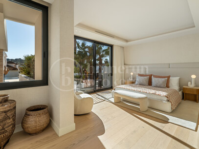 Villa Azteca - Luxury Five-Bedroom Villa with Modern Design in Aloha Golf Valley
