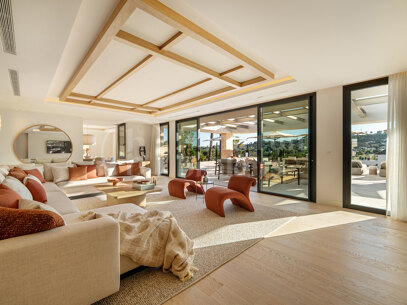 Villa Azteca - Luxury Five-Bedroom Villa with Modern Design in Aloha Golf Valley