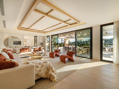 Villa Azteca – Lyxig Femrumsvilla med Modern Design i Aloha Golf Valley