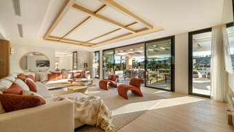Villa Azteca - Luxury Five-Bedroom Villa with Modern Design in Aloha Golf Valley