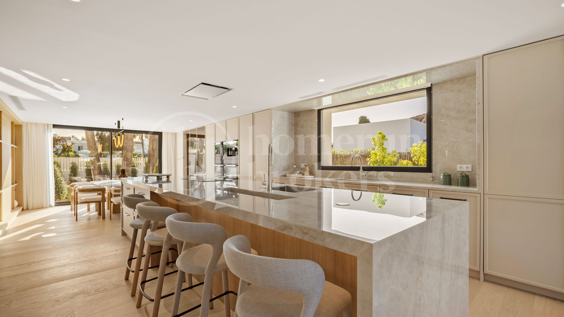 Villa Azteca – Lyxig Femrumsvilla med Modern Design i Aloha Golf Valley