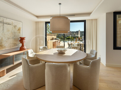Villa Azteca - Luxury Five-Bedroom Villa with Modern Design in Aloha Golf Valley