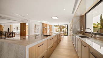Villa Azteca - Luxury Five-Bedroom Villa with Modern Design in Aloha Golf Valley