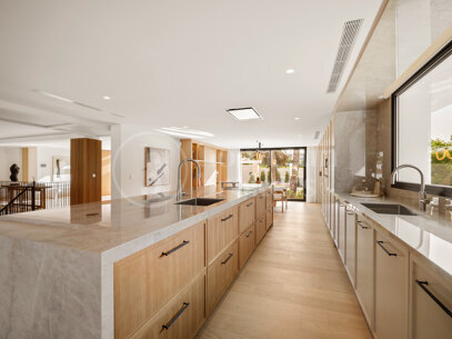 Villa Azteca - Luxury Five-Bedroom Villa with Modern Design in Aloha Golf Valley