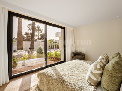 Villa Azteca - Luxury Five-Bedroom Villa with Modern Design in Aloha Golf Valley