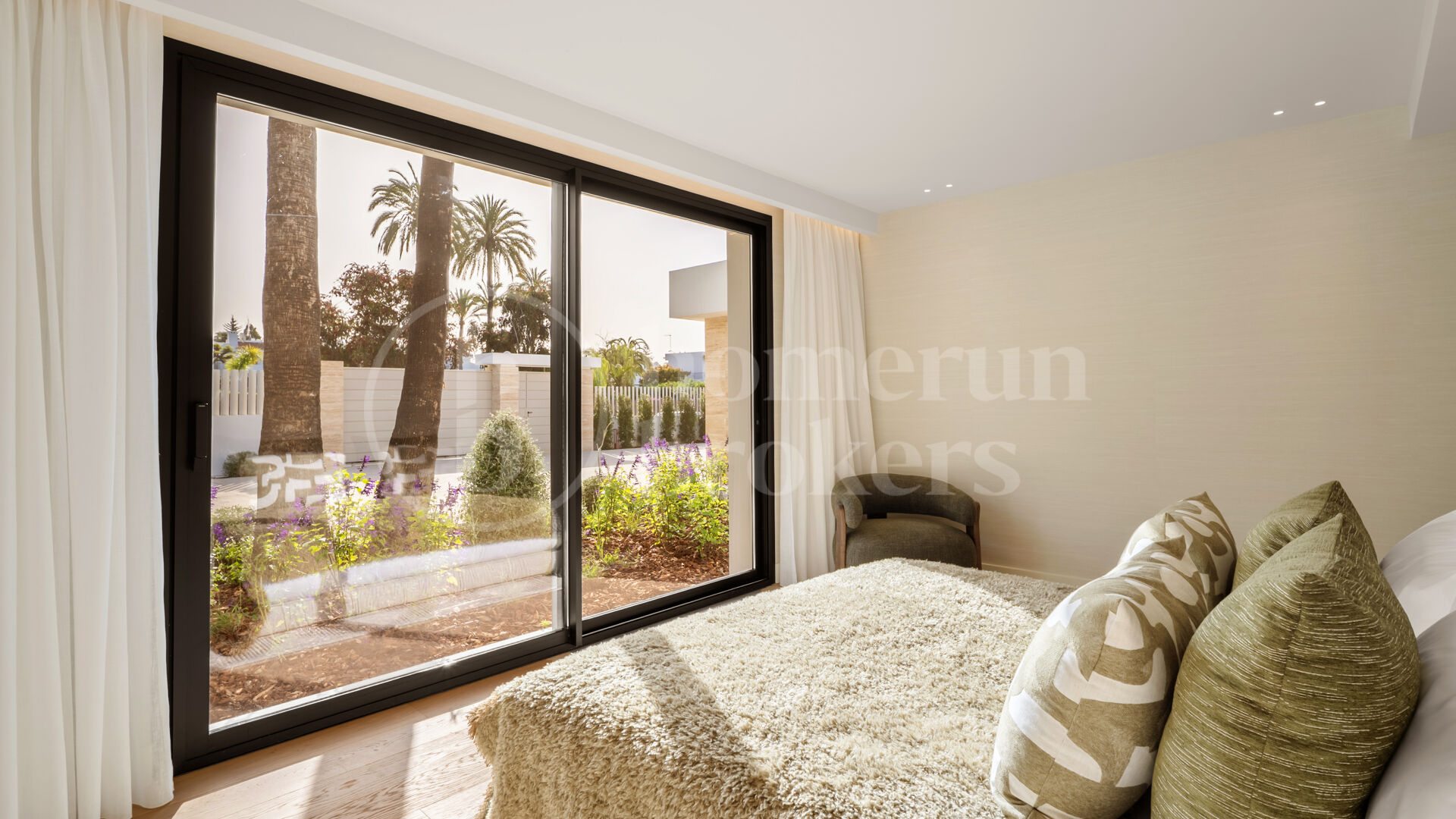 Villa Azteca – Lyxig Femrumsvilla med Modern Design i Aloha Golf Valley