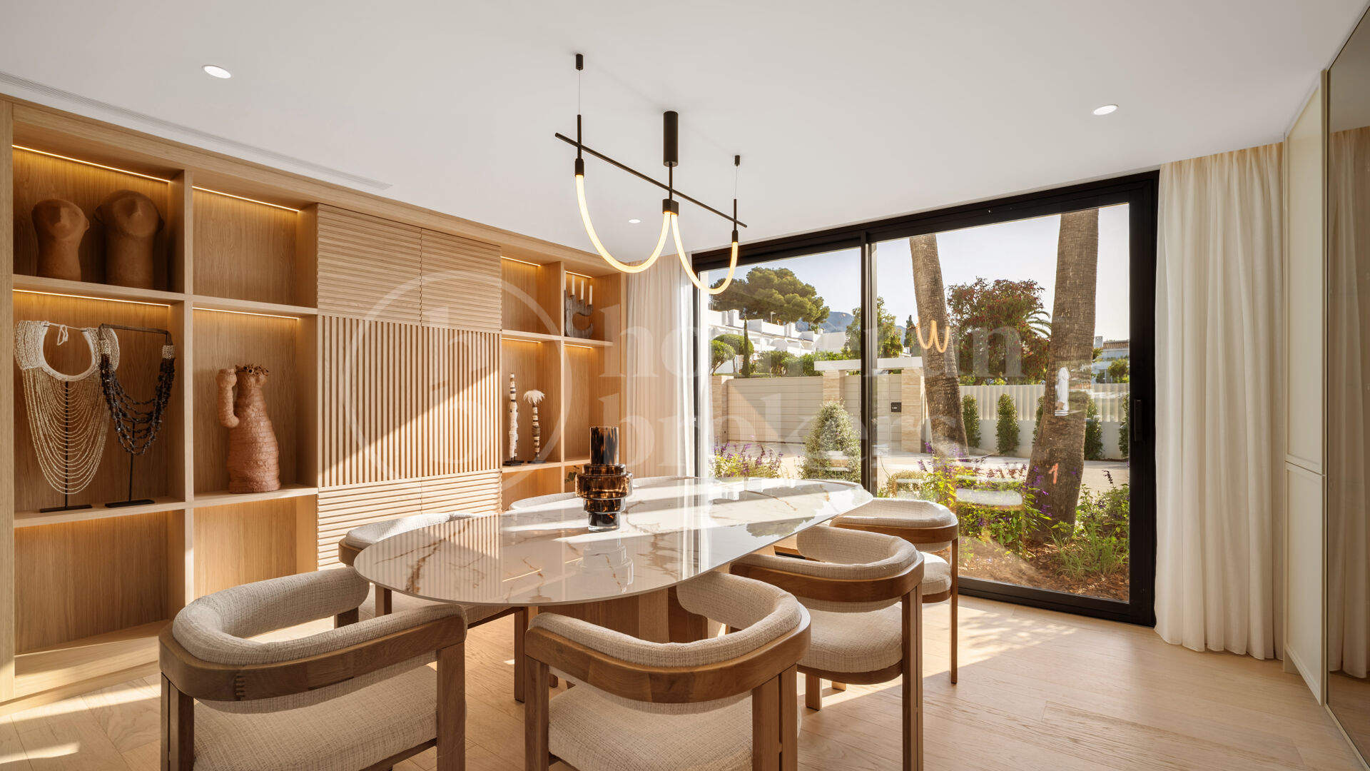 Villa Azteca – Lyxig Femrumsvilla med Modern Design i Aloha Golf Valley