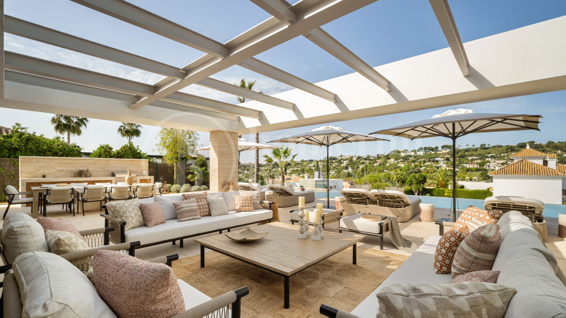 Villa Azteca – Lyxig Femrumsvilla med Modern Design i Aloha Golf Valley