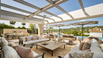Villa Azteca - Luxury Five-Bedroom Villa with Modern Design in Aloha Golf Valley