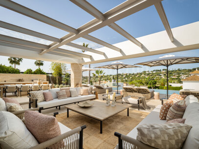 Villa Azteca - Luxury Five-Bedroom Villa with Modern Design in Aloha Golf Valley