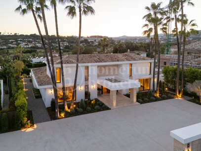 Villa Azteca - Luxury Five-Bedroom Villa with Modern Design in Aloha Golf Valley