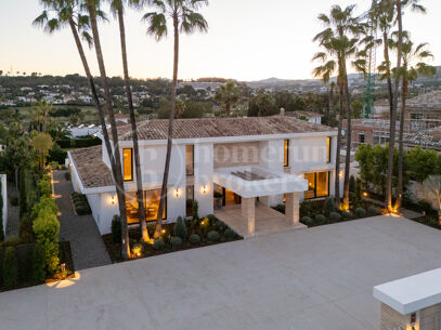 Villa Azteca – Lyxig Femrumsvilla med Modern Design i Aloha Golf Valley