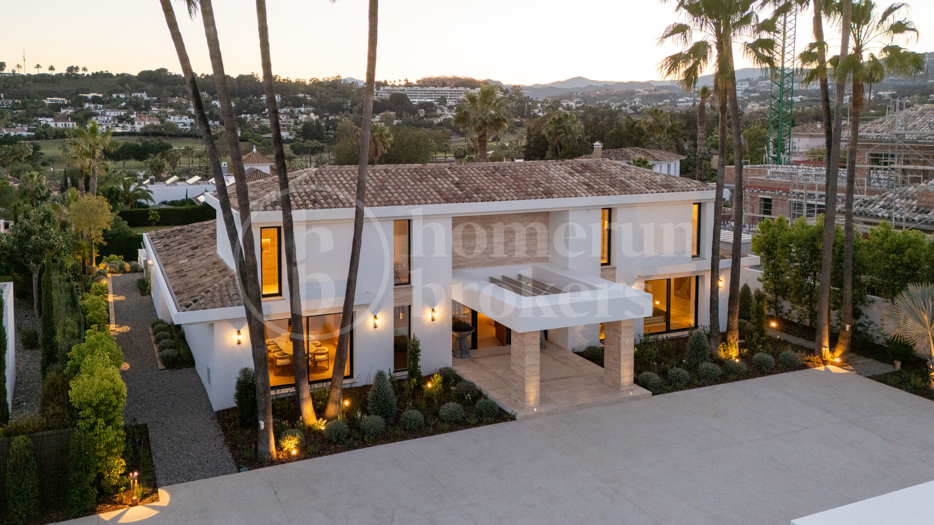 Villa Azteca – Lyxig Femrumsvilla med Modern Design i Aloha Golf Valley