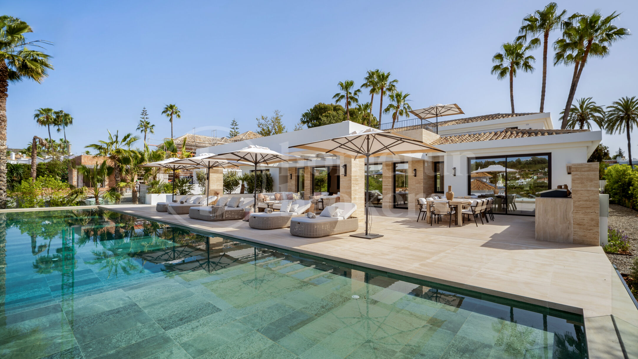 Villa Azteca – Lyxig Femrumsvilla med Modern Design i Aloha Golf Valley