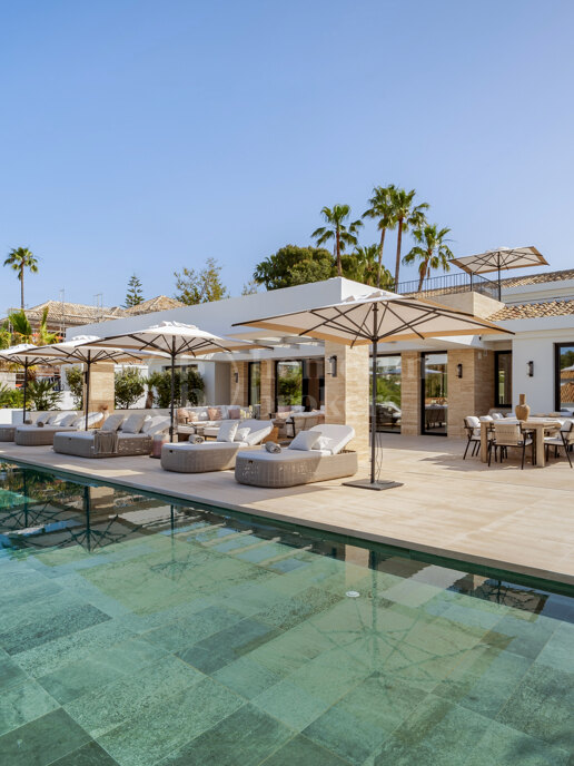 Villa Azteca - Luxury Five-Bedroom Villa with Modern Design in Aloha Golf Valley