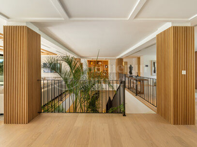 Villa Azteca - Luxury Five-Bedroom Villa with Modern Design in Aloha Golf Valley