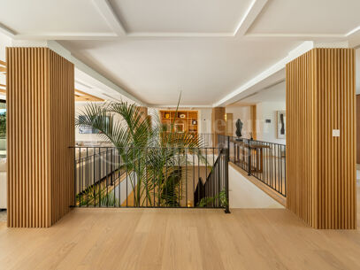 Villa Azteca – Lyxig Femrumsvilla med Modern Design i Aloha Golf Valley