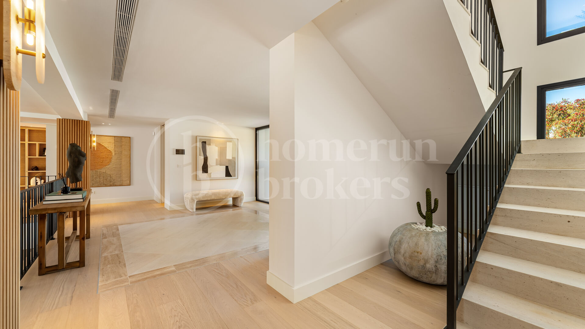 Villa Azteca – Lyxig Femrumsvilla med Modern Design i Aloha Golf Valley