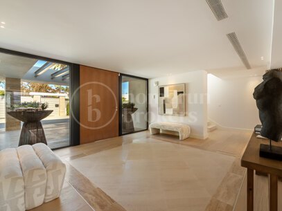 Villa Azteca - Luxury Five-Bedroom Villa with Modern Design in Aloha Golf Valley