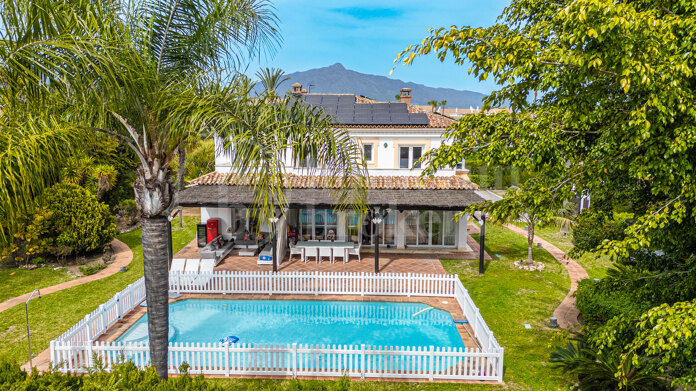 Villa Clara - Six bedroom Villa steps form the beach