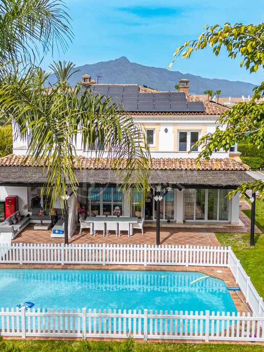 Villa Clara - Six bedroom Villa steps form the beach