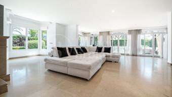 Villa Clara - Six bedroom Villa steps form the beach