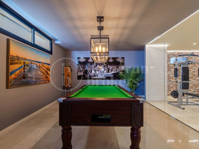 Los Olivos 2 – samtida Villa i Nueva Andalucía med privat pool och jacuzzi