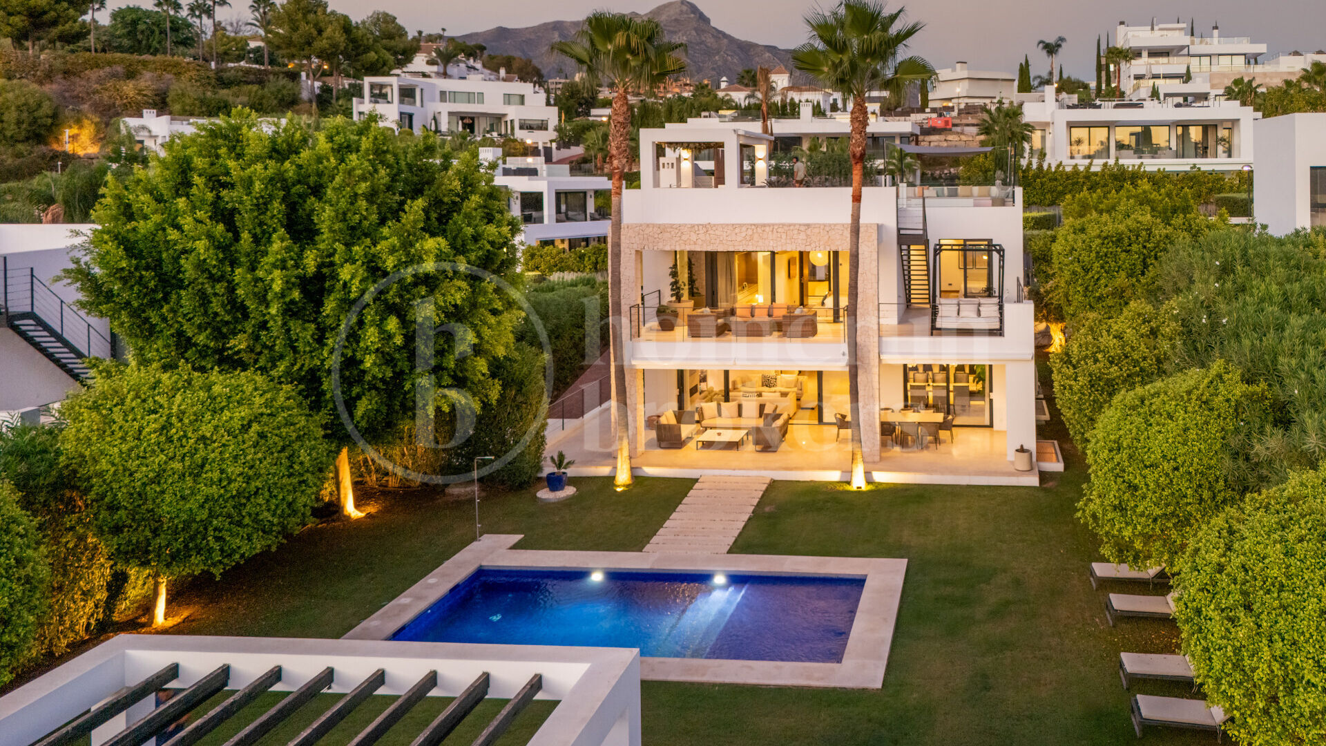 Los Olivos 2 – samtida Villa i Nueva Andalucía med privat pool och jacuzzi