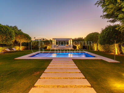 Los Olivos 2 – samtida Villa i Nueva Andalucía med privat pool och jacuzzi