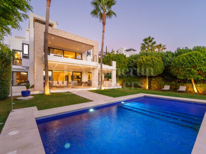 Los Olivos 2 – samtida Villa i Nueva Andalucía med privat pool och jacuzzi