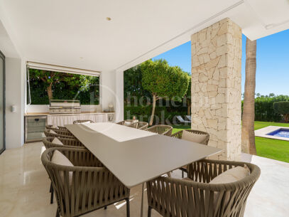 Los Olivos 2 – samtida Villa i Nueva Andalucía med privat pool och jacuzzi