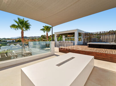Los Olivos 2 – samtida Villa i Nueva Andalucía med privat pool och jacuzzi