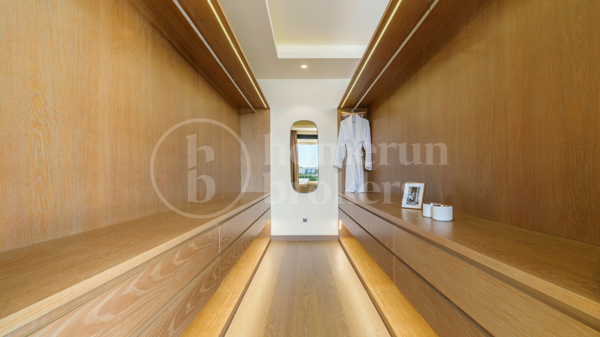 Los Olivos 2 – samtida Villa i Nueva Andalucía med privat pool och jacuzzi