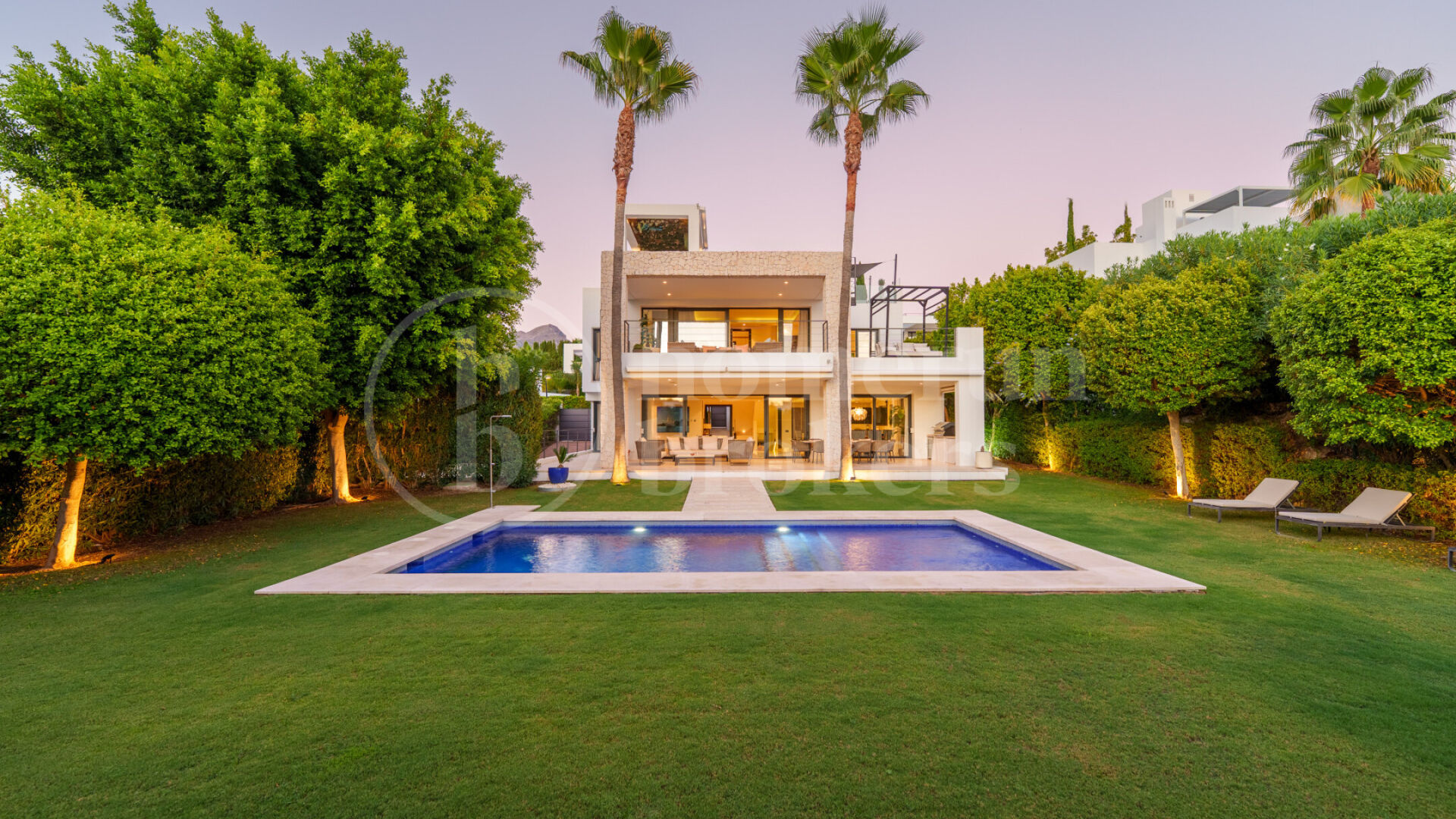 Los Olivos 2 – samtida Villa i Nueva Andalucía med privat pool och jacuzzi