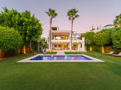Los Olivos 2 – samtida Villa i Nueva Andalucía med privat pool och jacuzzi