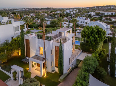 Los Olivos 2 – samtida Villa i Nueva Andalucía med privat pool och jacuzzi