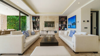 Los Olivos 2 – Contemporary Villa in Nueva Andalucía with Private Pool and Jacuzzi