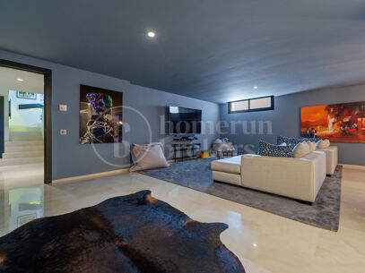 Los Olivos 2 – samtida Villa i Nueva Andalucía med privat pool och jacuzzi