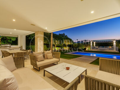 Los Olivos 2 – samtida Villa i Nueva Andalucía med privat pool och jacuzzi