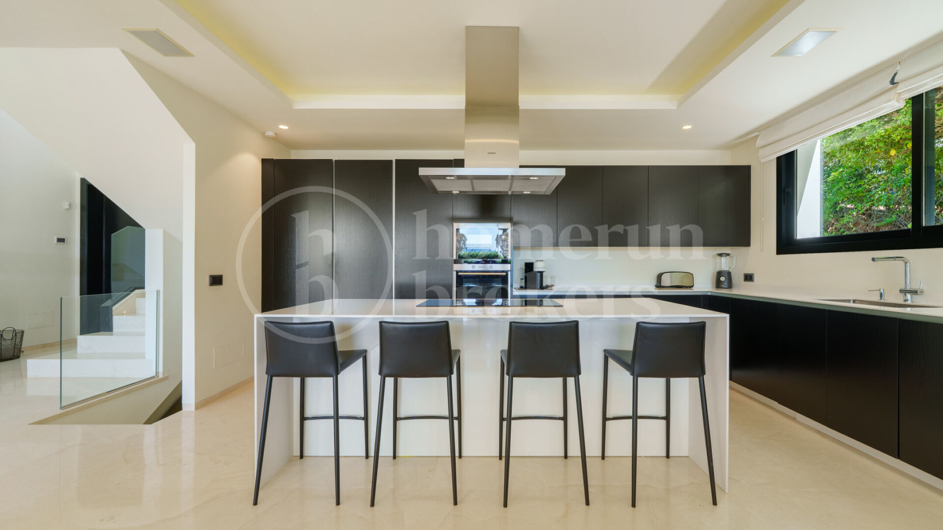 Los Olivos 2 – samtida Villa i Nueva Andalucía med privat pool och jacuzzi