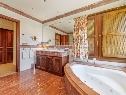 Villa El Bosque - Andalusisk Elegans i Las Lomas del Marbella Club