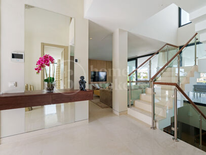 Villa Leo - Frontline Golf Villa i Nueva Andalucía med Panoramic Fairway Views
