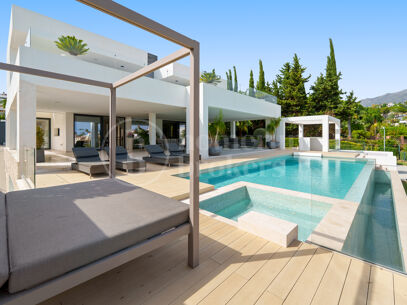 Villa Leo - Frontline Golf Villa i Nueva Andalucía med Panoramic Fairway Views