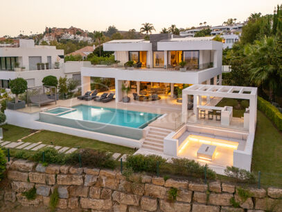 Villa Leo - Frontline Golf Villa i Nueva Andalucía med Panoramic Fairway Views