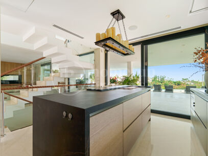Villa Leo - Frontline Golf Villa i Nueva Andalucía med Panoramic Fairway Views