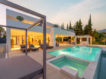 Villa Leo - Frontline Golf Villa i Nueva Andalucía med Panoramic Fairway Views