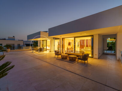 Villa Leo - Frontline Golf Villa i Nueva Andalucía med Panoramic Fairway Views
